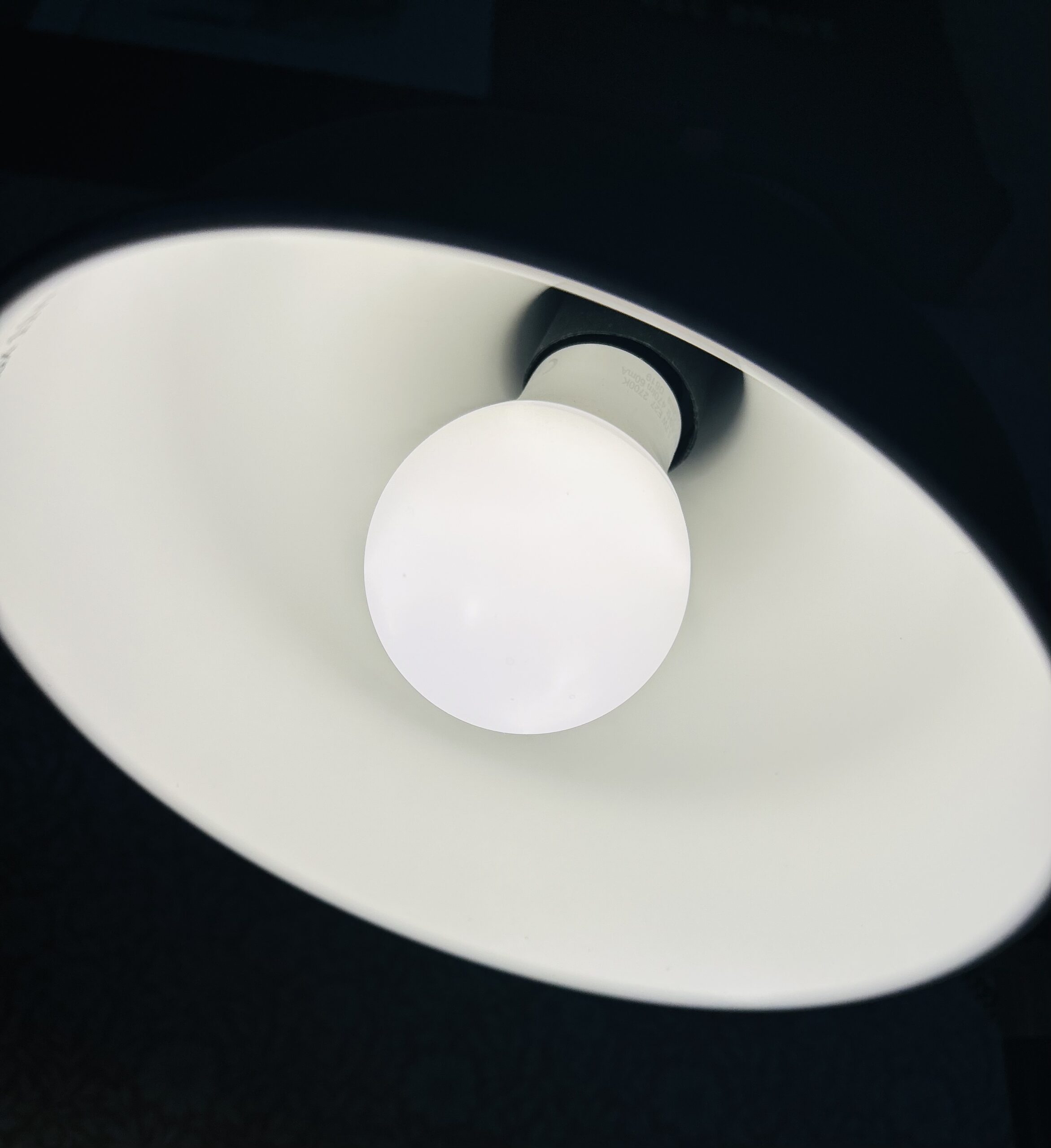 En glödlampa som lyser i en armatur
