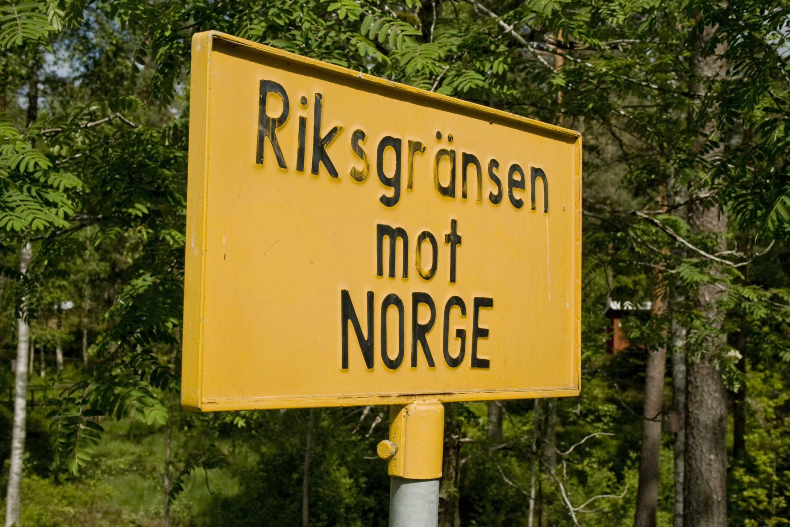 bild på en gul skylt med texten "riksgränsen mot Norge"