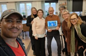 En grupp personer står tillsammans på ett möte