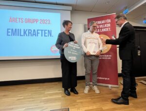 Emilkraften tar emot pris för årets lokala utvecklingsgrupp i Sverige